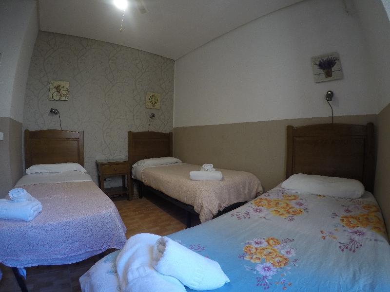 Hostal Los Perales Madrid Eksteriør bilde A room at the hotel
