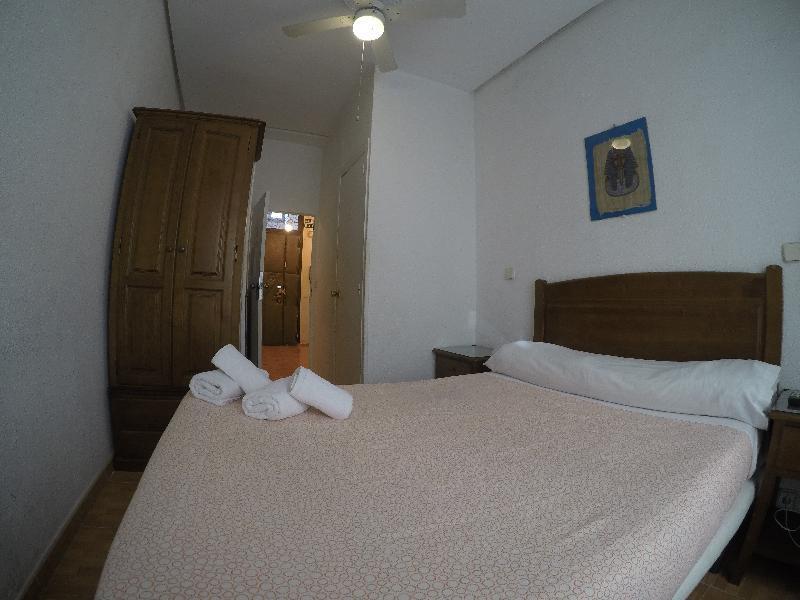 Hostal Los Perales Madrid Eksteriør bilde A bedroom in a hotel