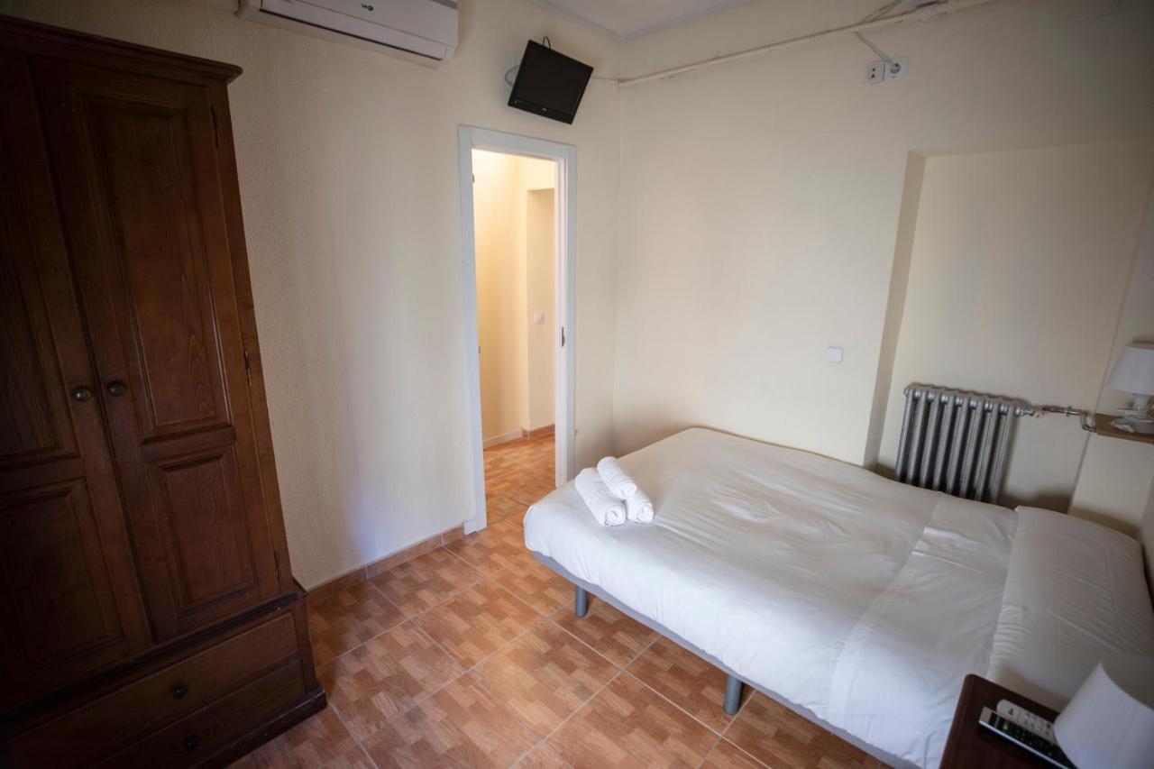 Hostal Los Perales Madrid Eksteriør bilde A room at the hostel