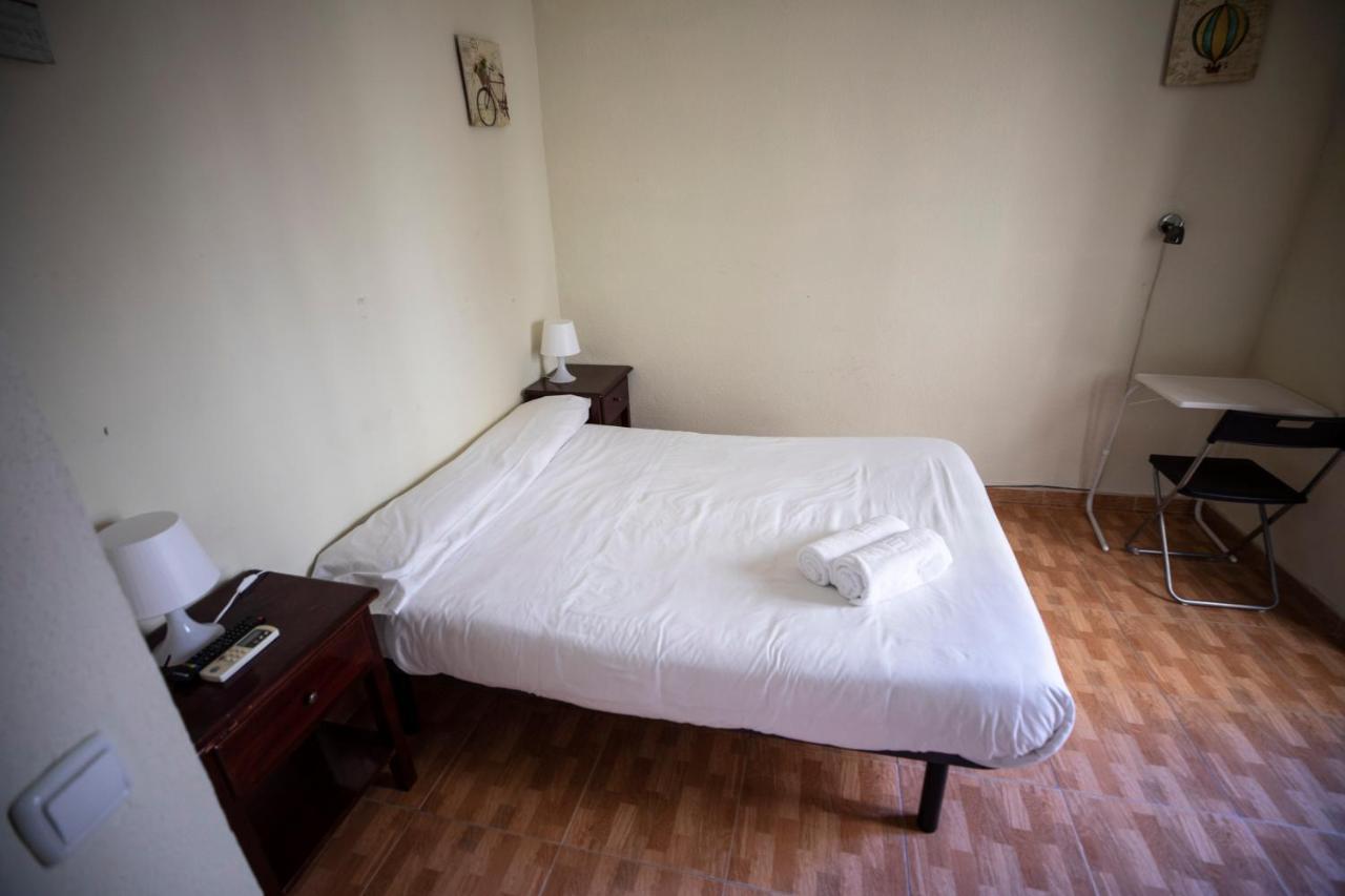 Hostal Los Perales Madrid Eksteriør bilde A room at the hotel