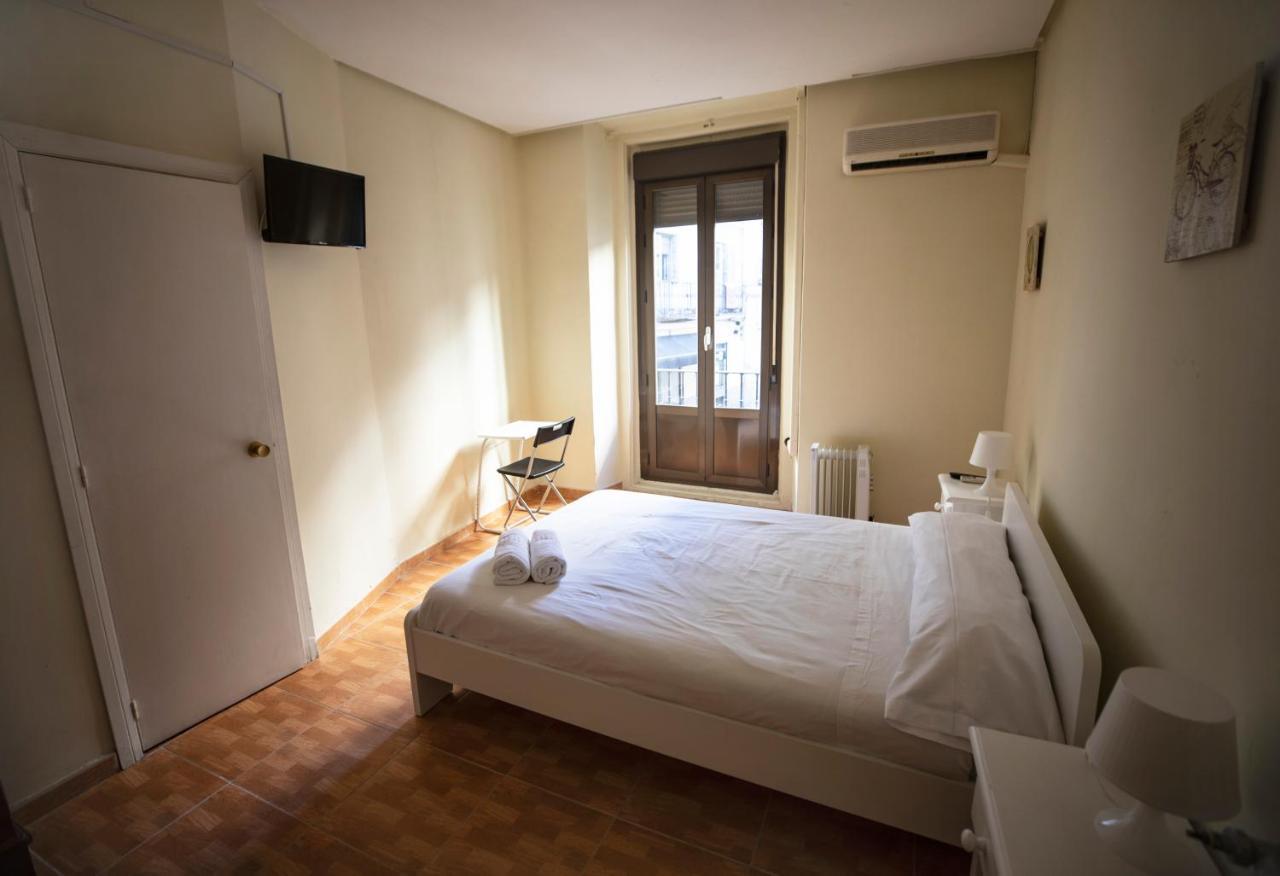 Hostal Los Perales Madrid Eksteriør bilde A room at the hotel