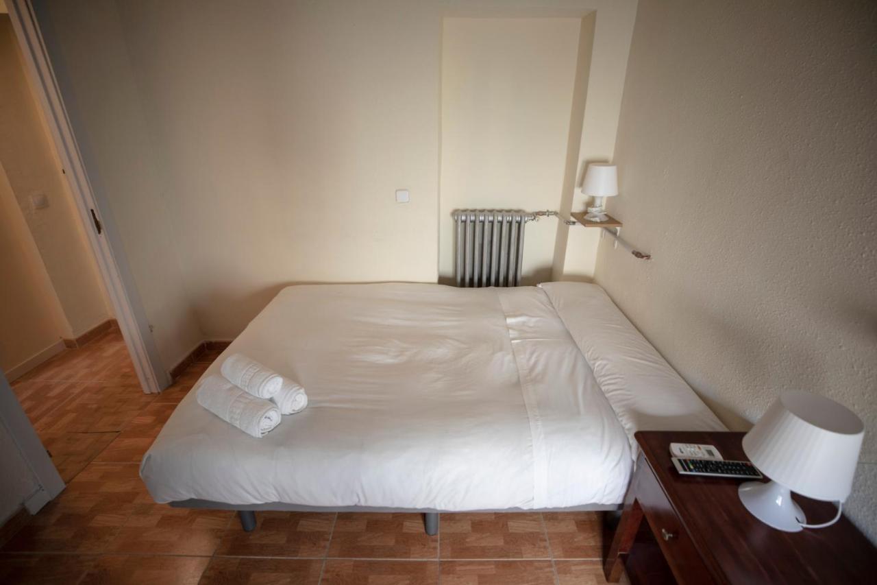 Hostal Los Perales Madrid Eksteriør bilde A room at the hotel