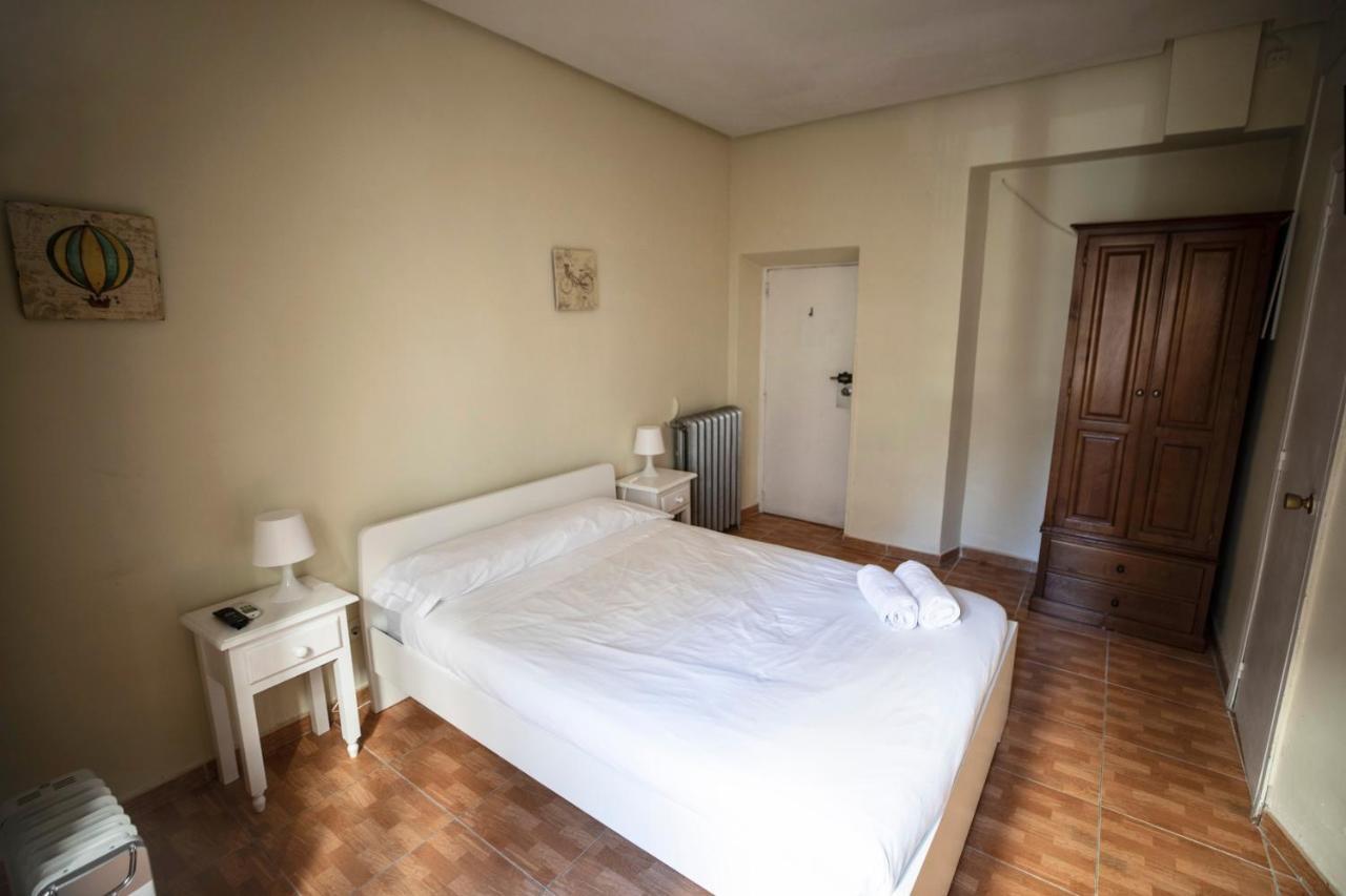 Hostal Los Perales Madrid Eksteriør bilde A room at the hotel