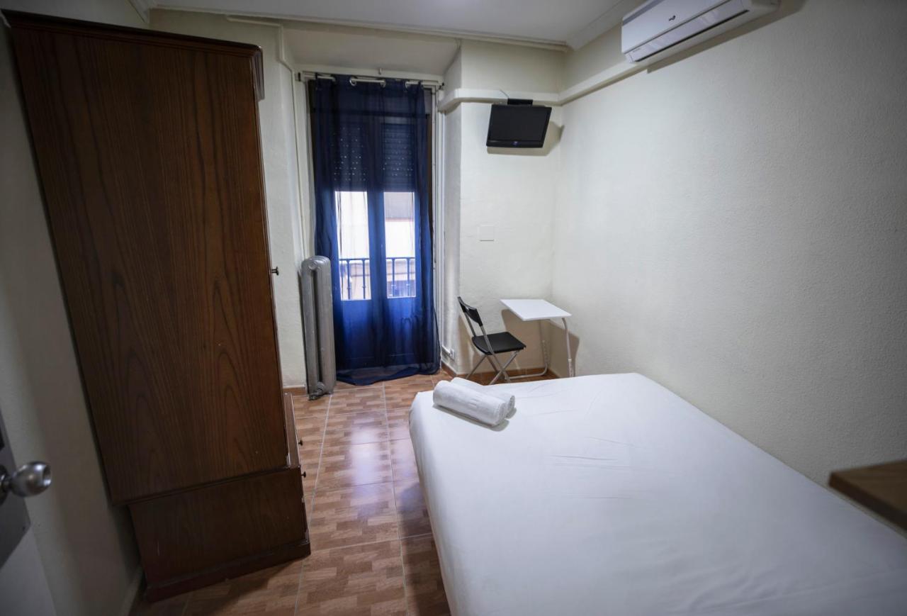 Hostal Los Perales Madrid Eksteriør bilde A room at the hostel