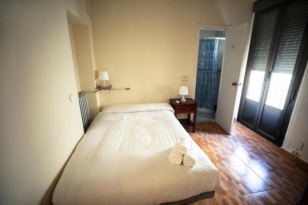 Hostal Los Perales Madrid Eksteriør bilde A single room in a hotel