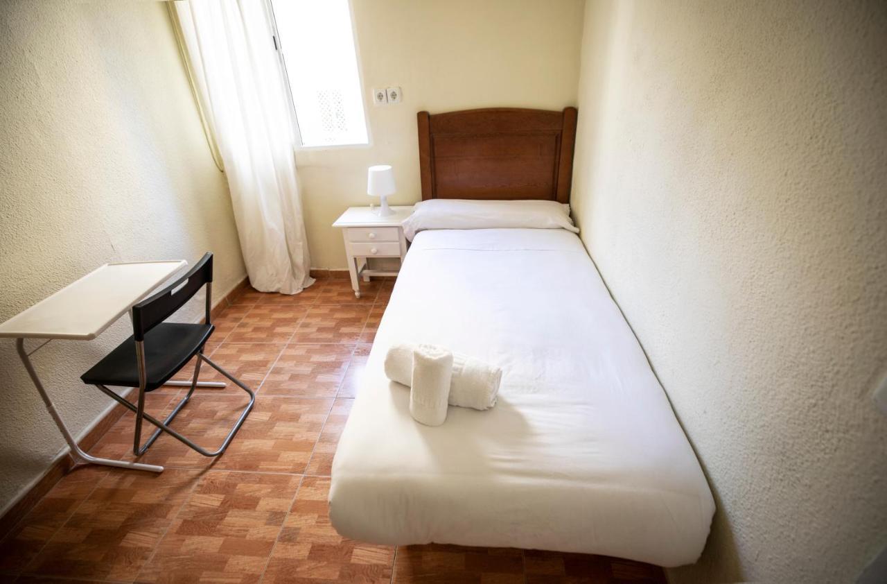 Hostal Los Perales Madrid Eksteriør bilde A single room in a Spanish hotel