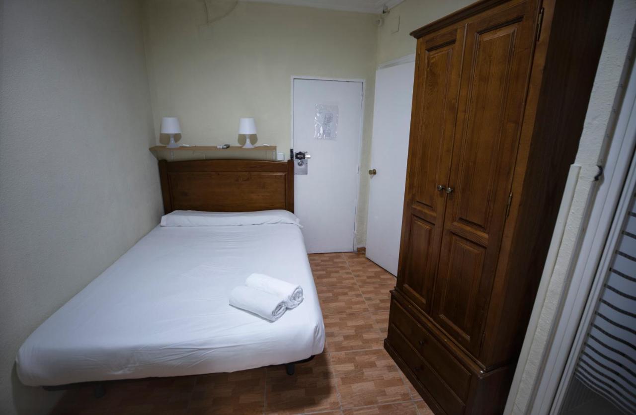Hostal Los Perales Madrid Eksteriør bilde A room at the hotel