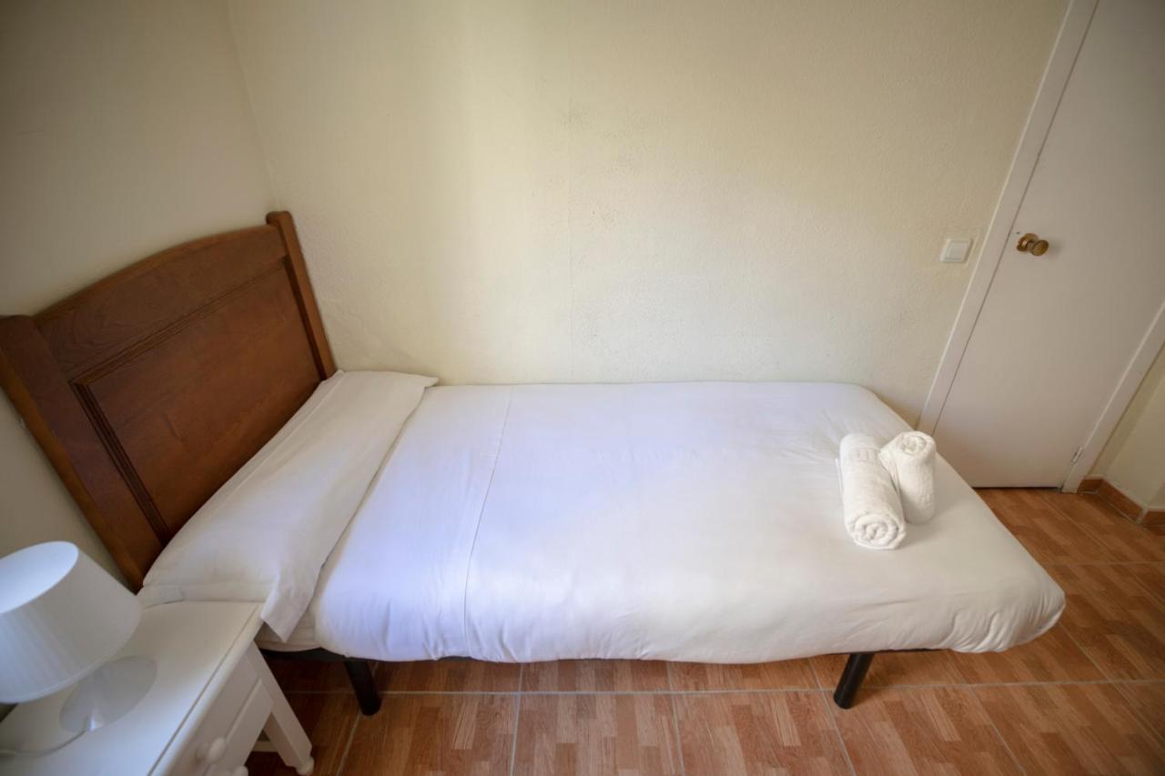 Hostal Los Perales Madrid Eksteriør bilde A single bed