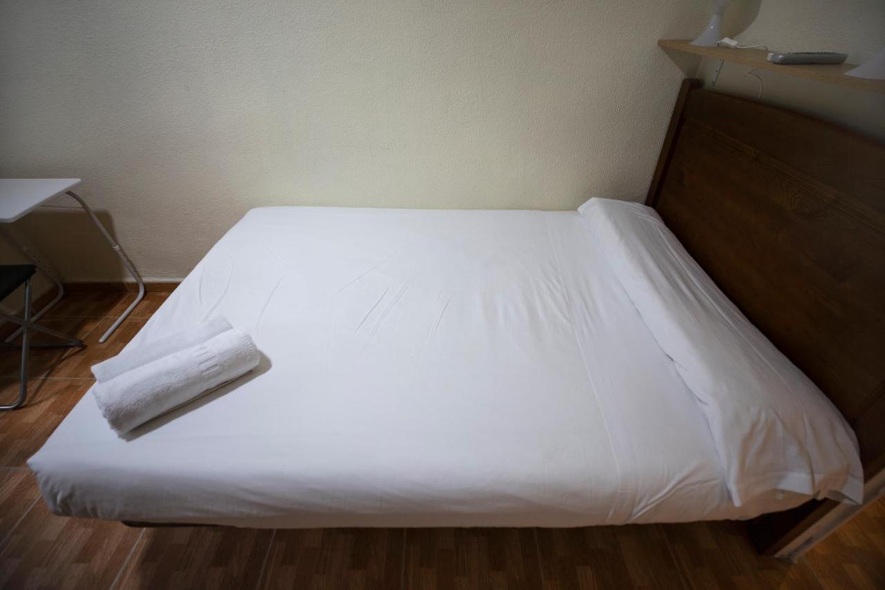 Hostal Los Perales Madrid Eksteriør bilde A bed with a sheet