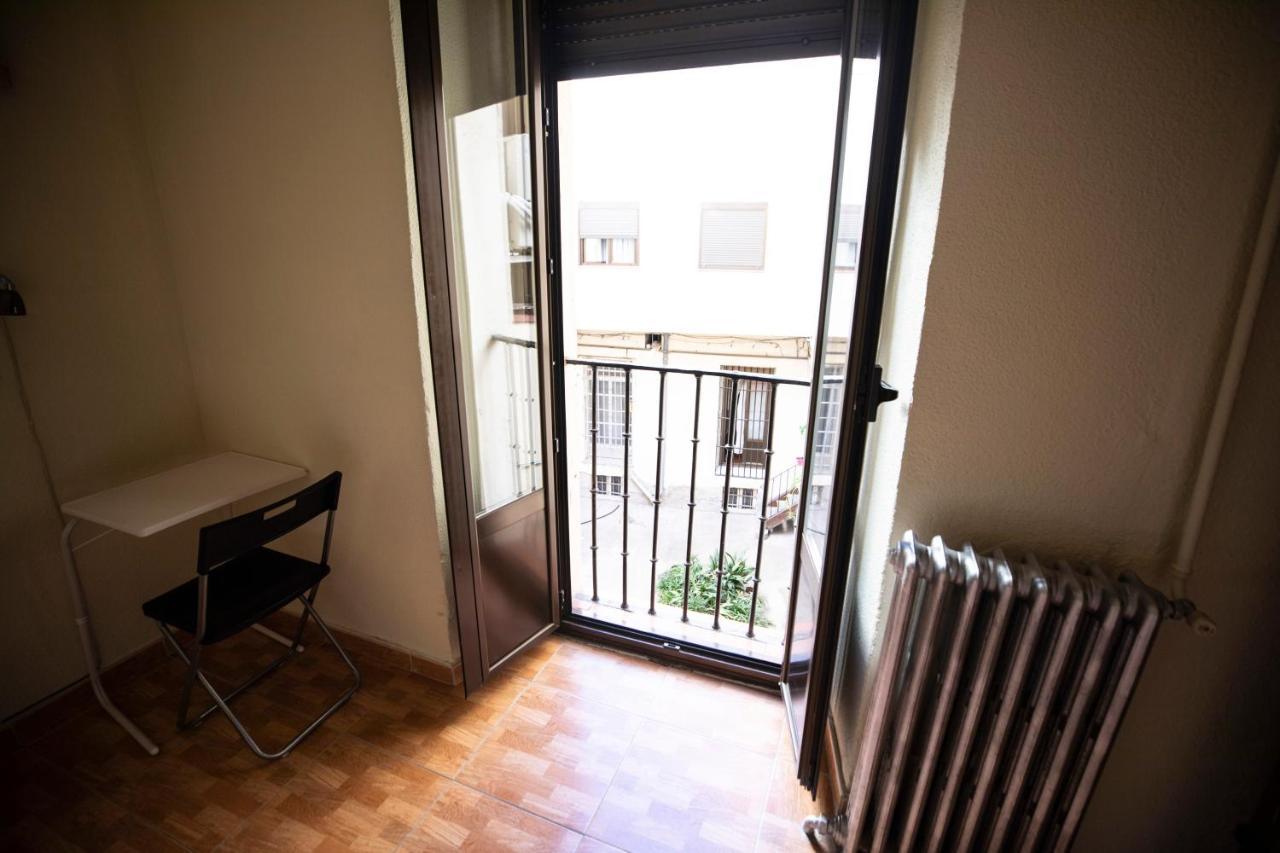 Hostal Los Perales Madrid Eksteriør bilde A French door