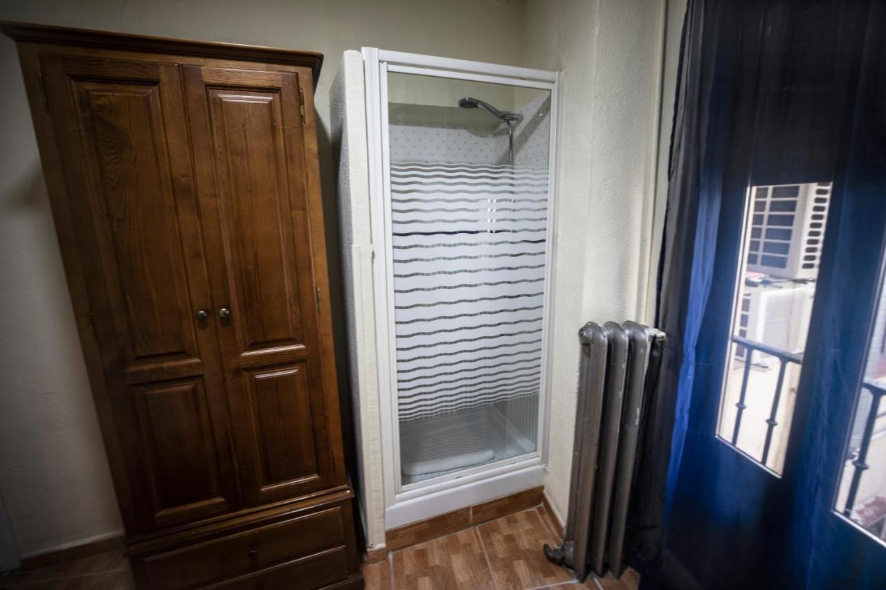 Hostal Los Perales Madrid Eksteriør bilde A shower enclosure