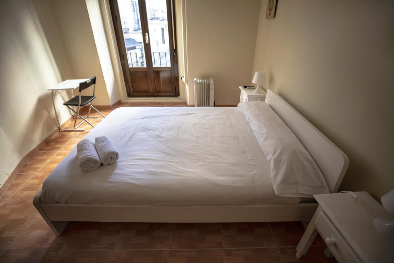 Hostal Los Perales Madrid Eksteriør bilde A bedroom