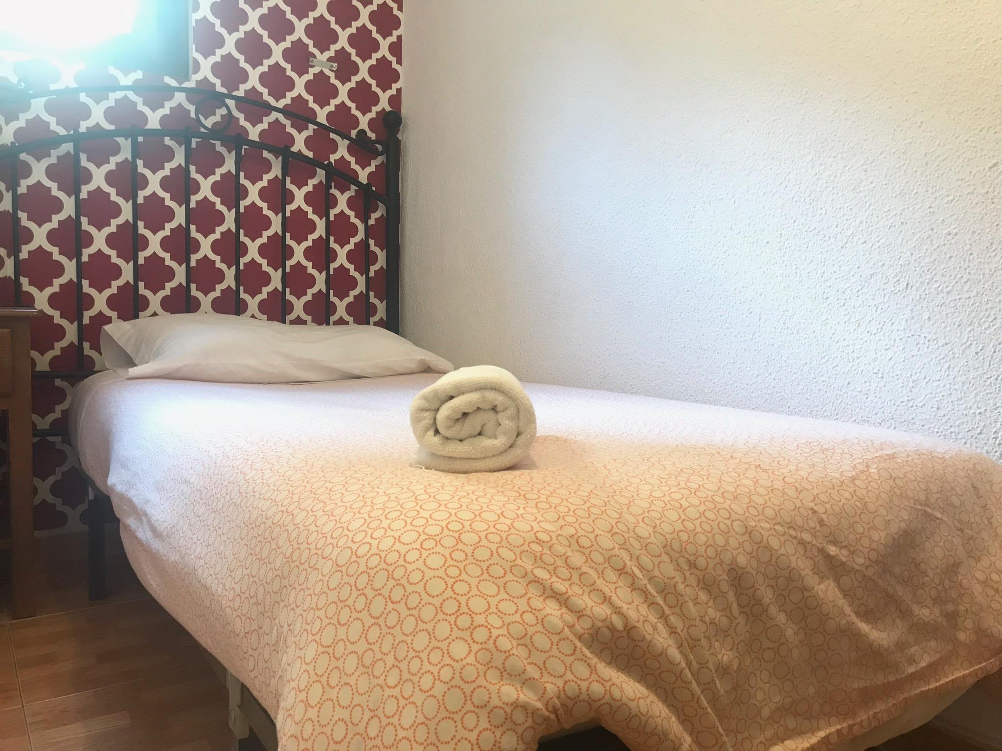 Hostal Los Perales Madrid Eksteriør bilde A bed with a rolled towel