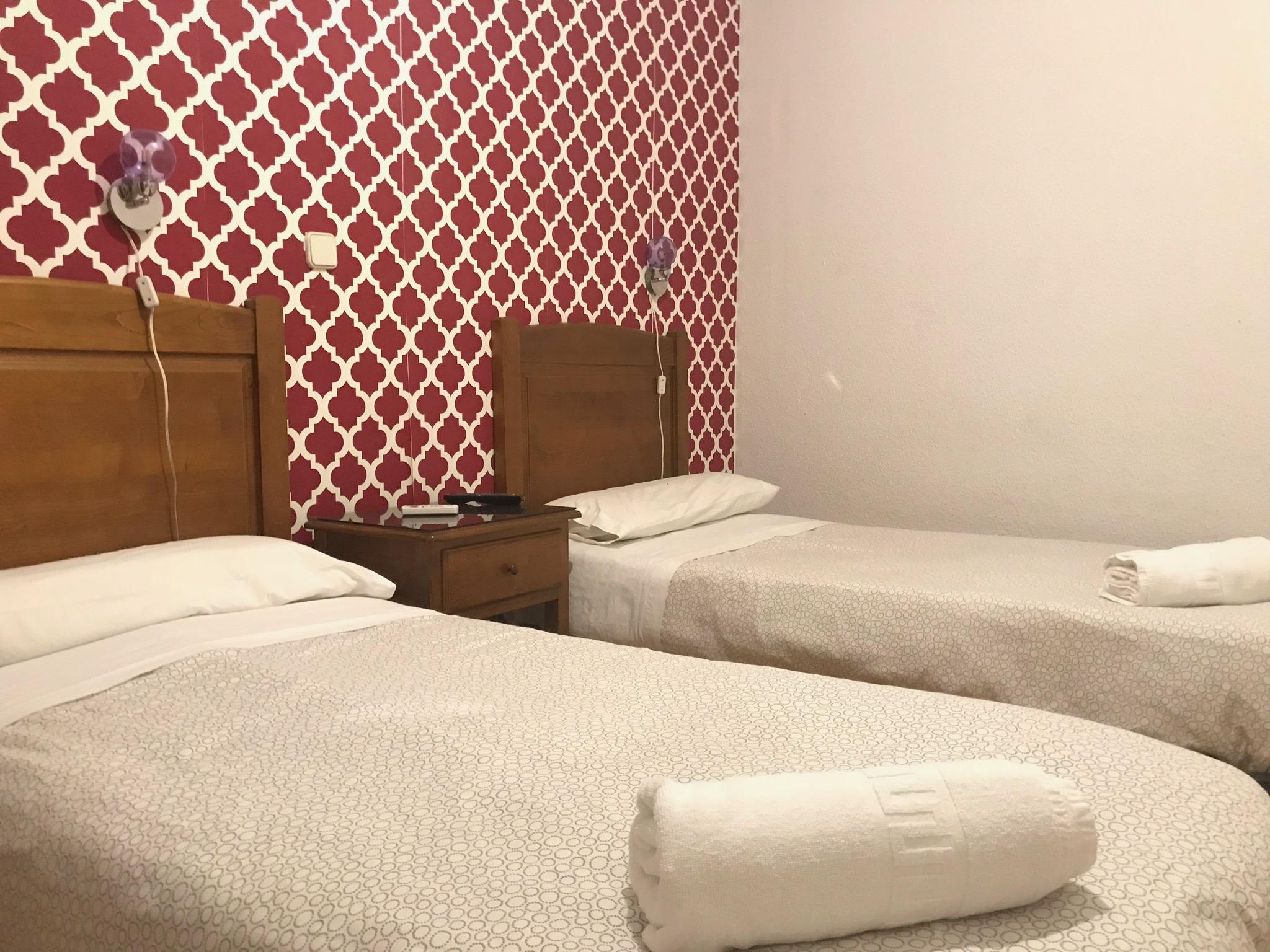 Hostal Los Perales Madrid Eksteriør bilde A room at the hotel