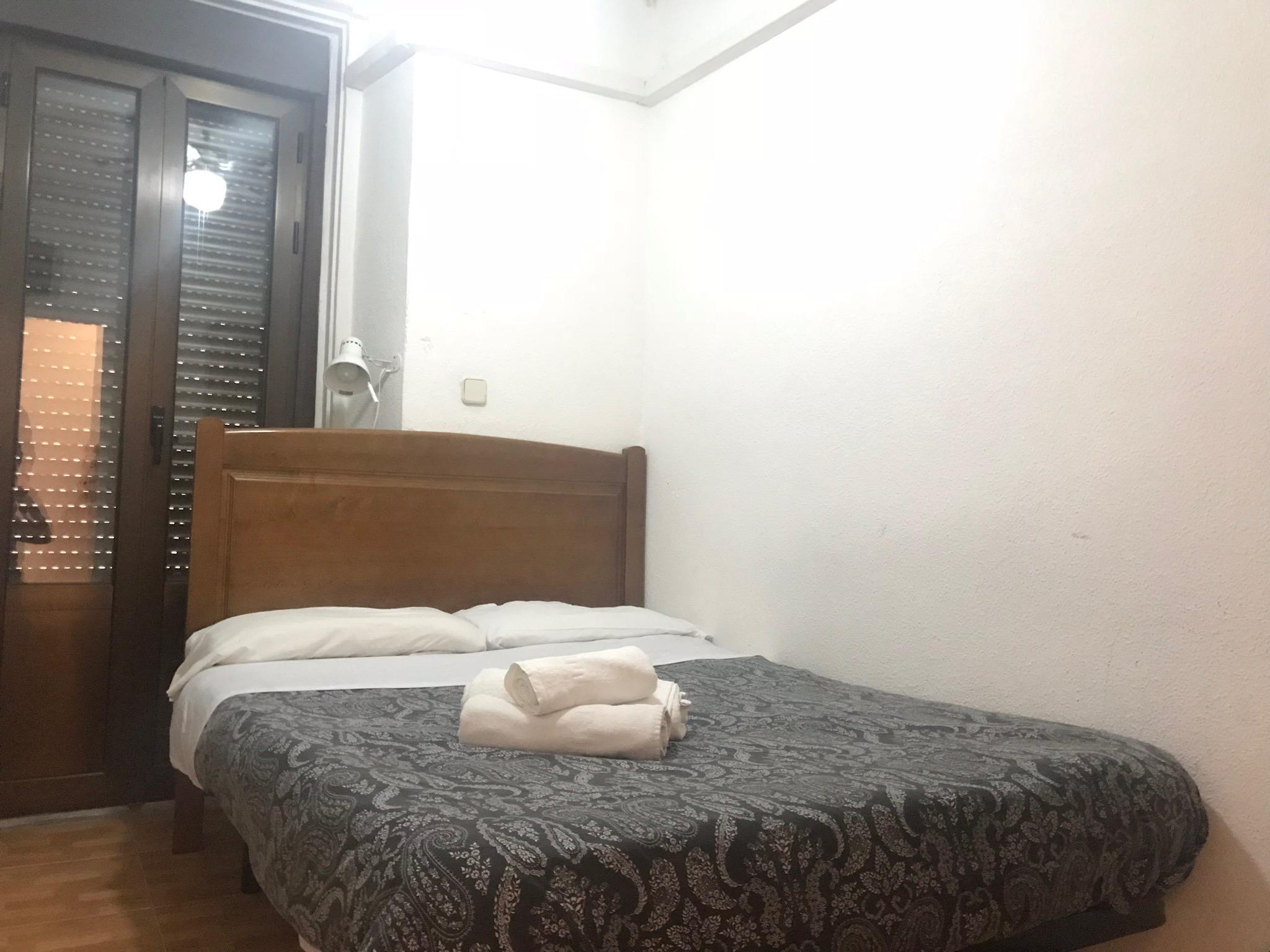 Hostal Los Perales Madrid Eksteriør bilde A room at the hotel