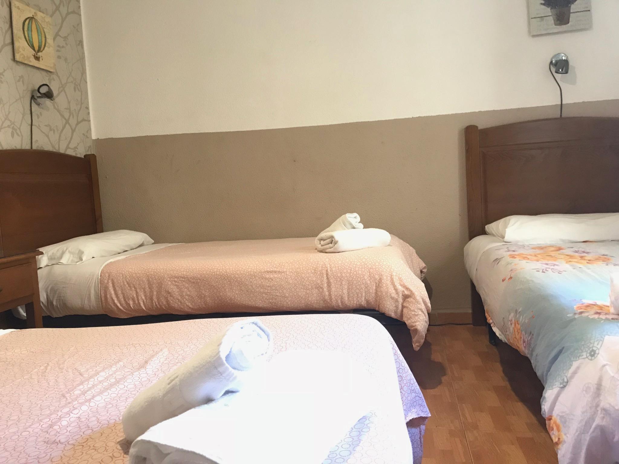 Hostal Los Perales Madrid Eksteriør bilde A room at the hotel