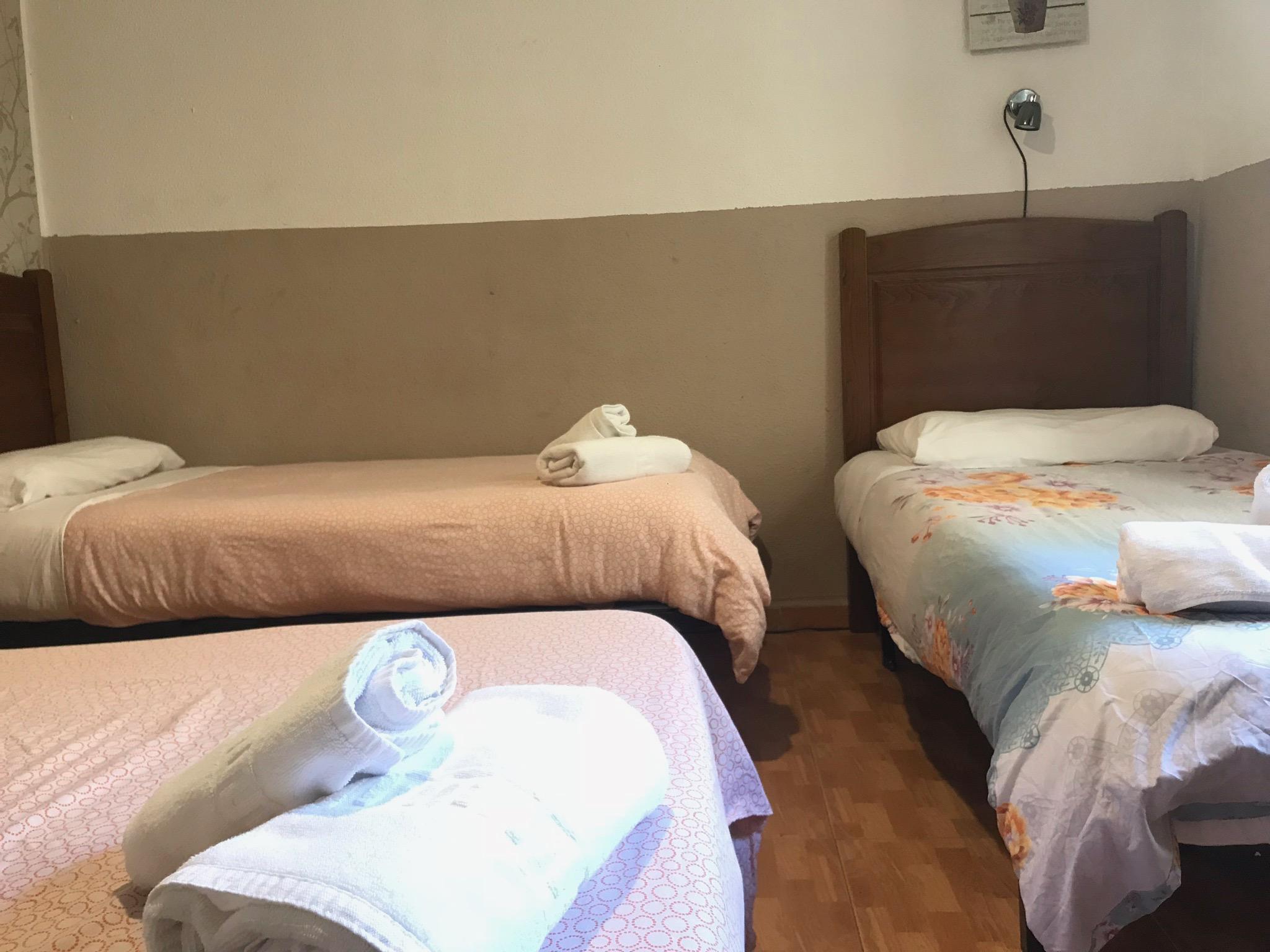 Hostal Los Perales Madrid Eksteriør bilde A room at the hotel