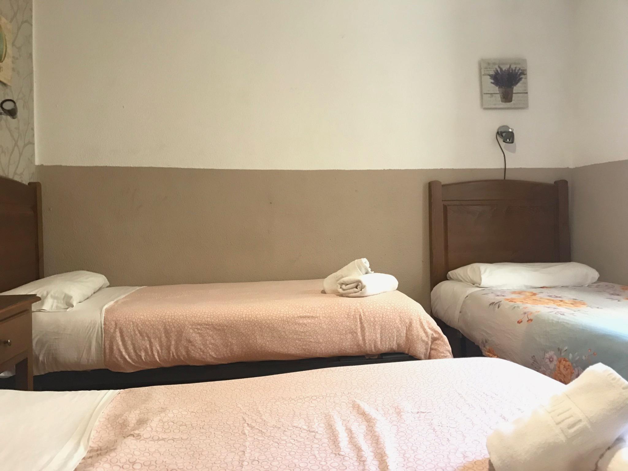 Hostal Los Perales Madrid Eksteriør bilde A room at the hotel