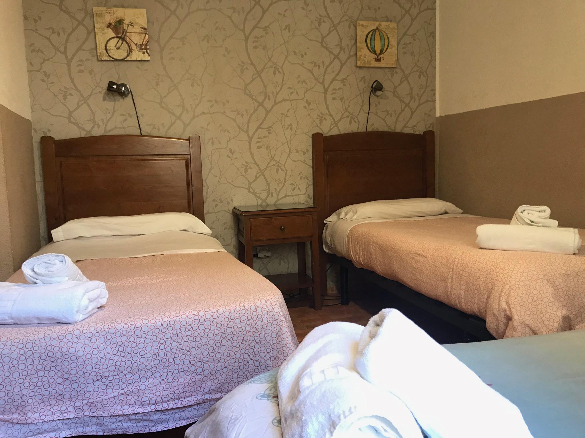 Hostal Los Perales Madrid Eksteriør bilde A typical room at the hotel