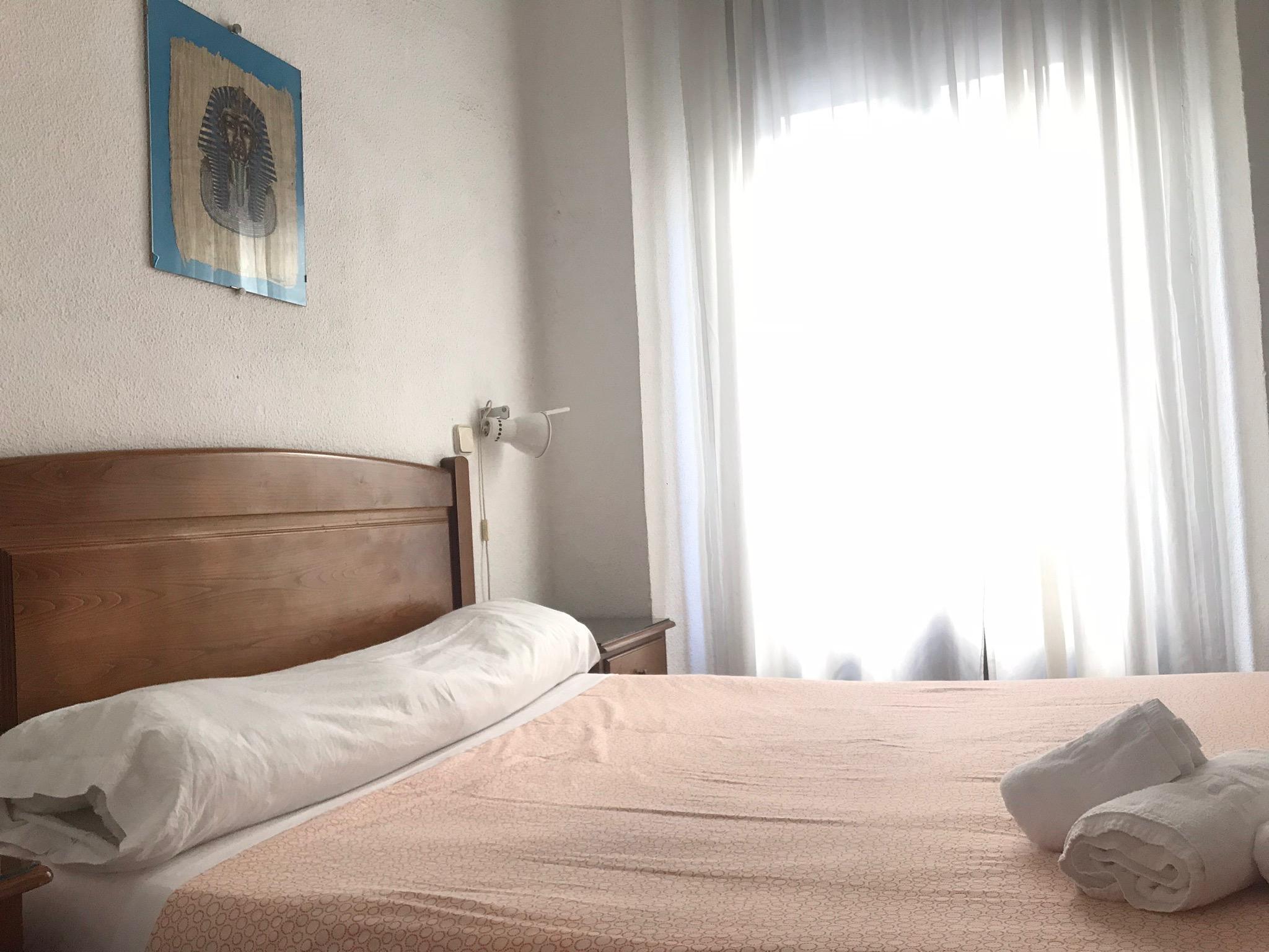 Hostal Los Perales Madrid Eksteriør bilde A bedroom in a hotel