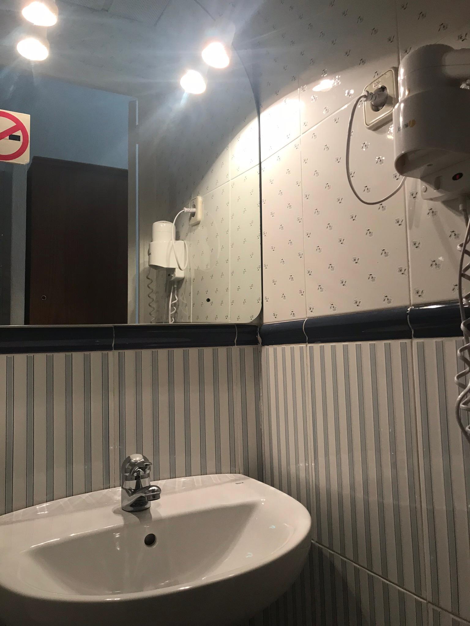 Hostal Los Perales Madrid Eksteriør bilde A shower in a hotel bathroom