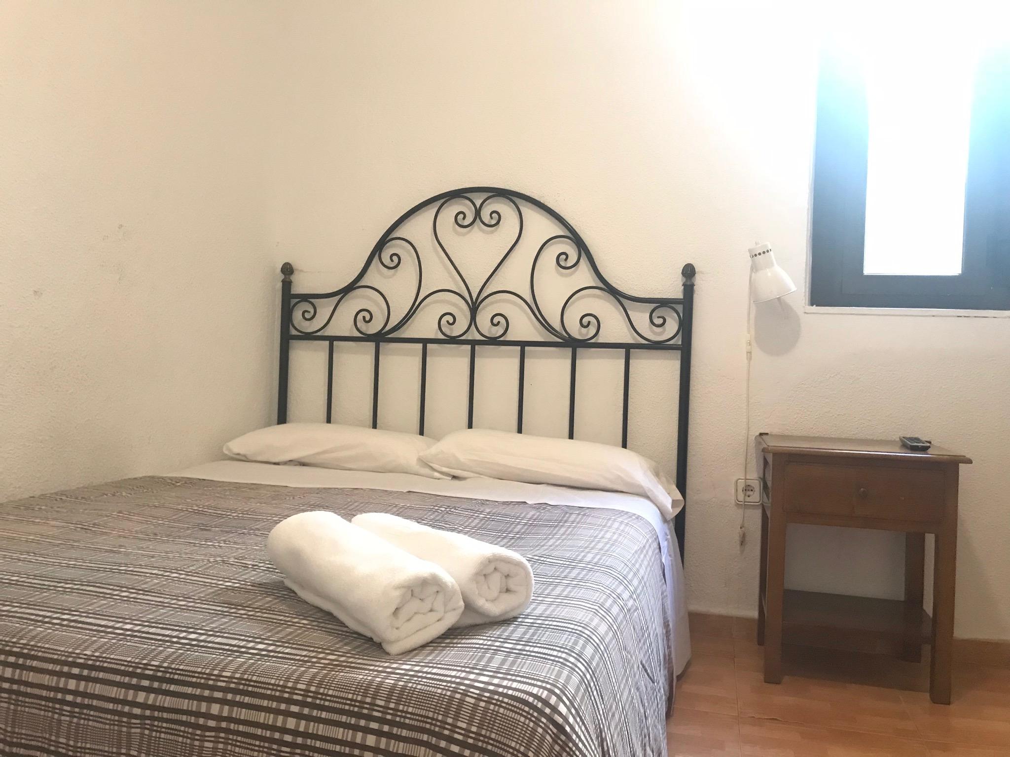 Hostal Los Perales Madrid Eksteriør bilde A guest room at the hotel