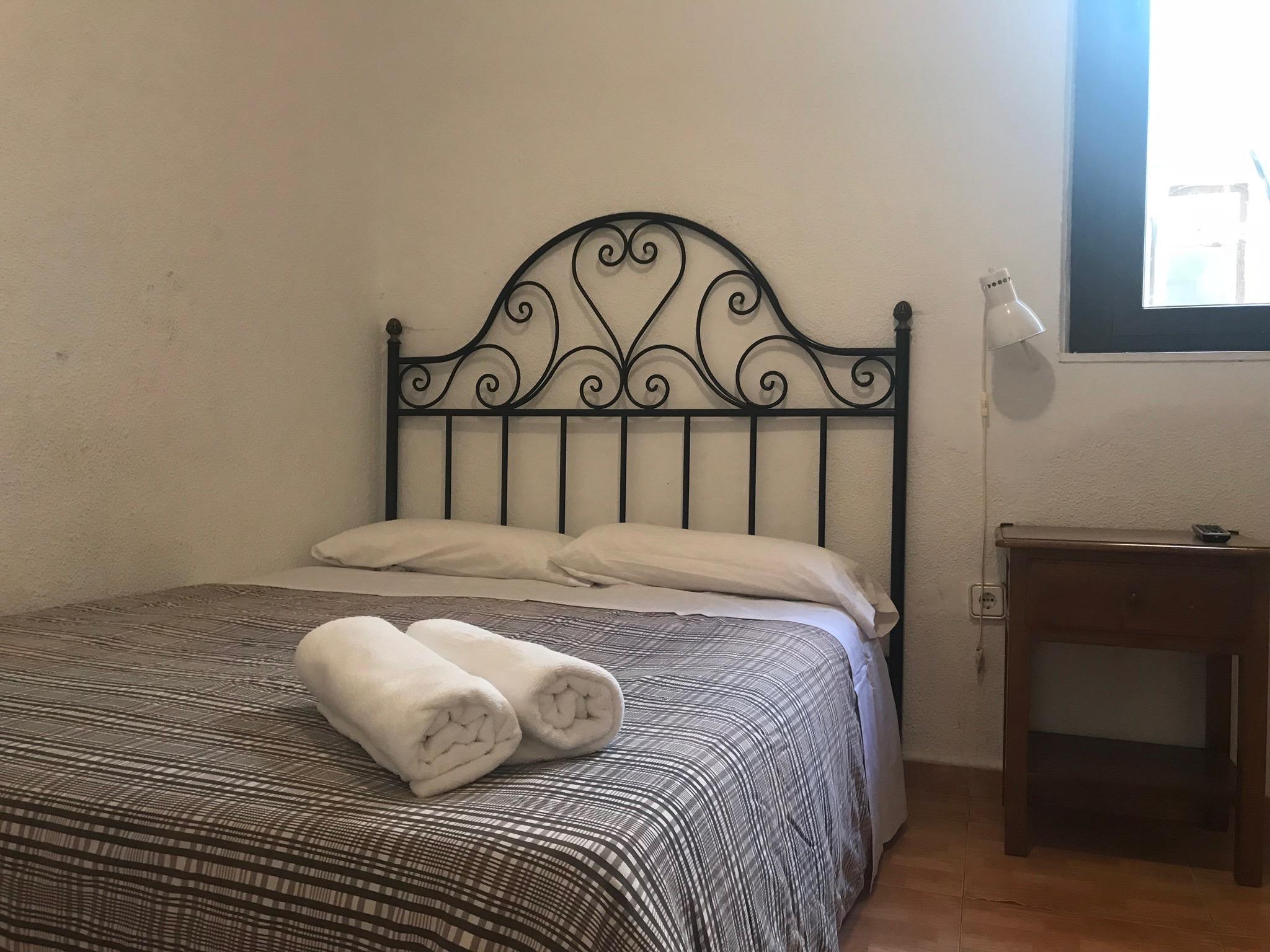 Hostal Los Perales Madrid Eksteriør bilde A guest room at the hotel