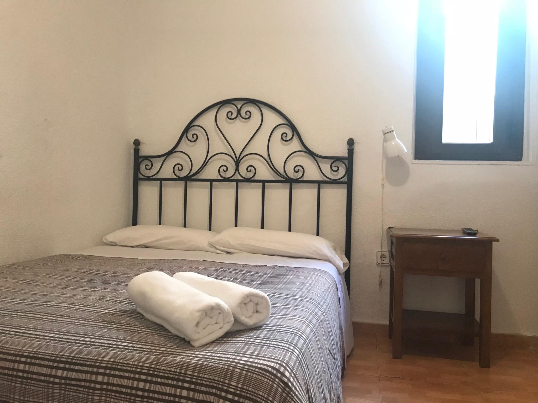Hostal Los Perales Madrid Eksteriør bilde A bedroom in a hostel