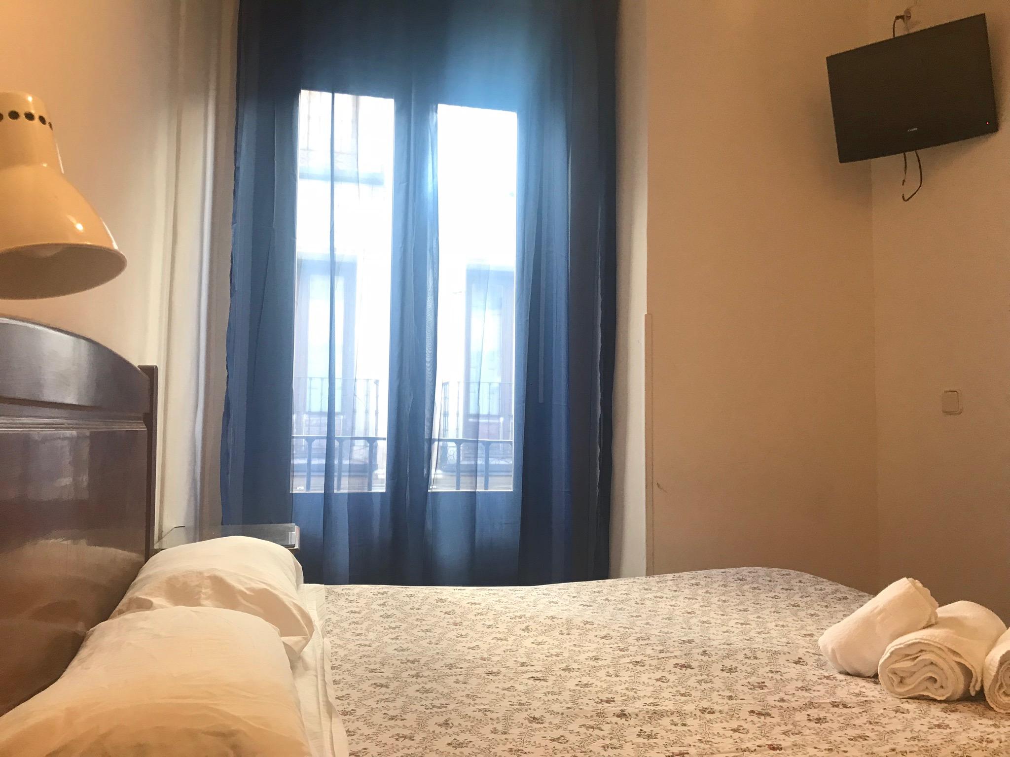 Hostal Los Perales Madrid Eksteriør bilde A room at the hotel
