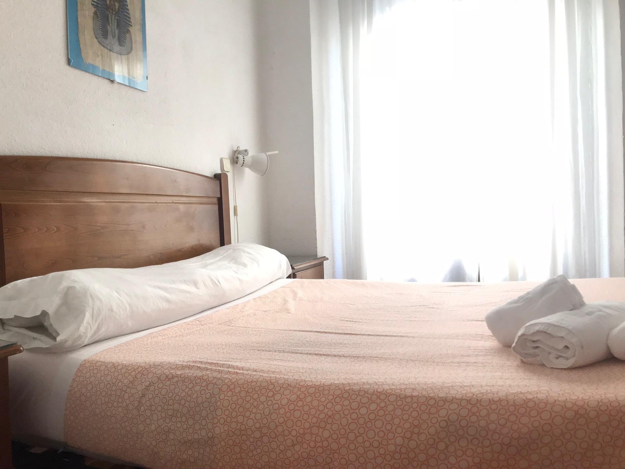 Hostal Los Perales Madrid Eksteriør bilde A bed