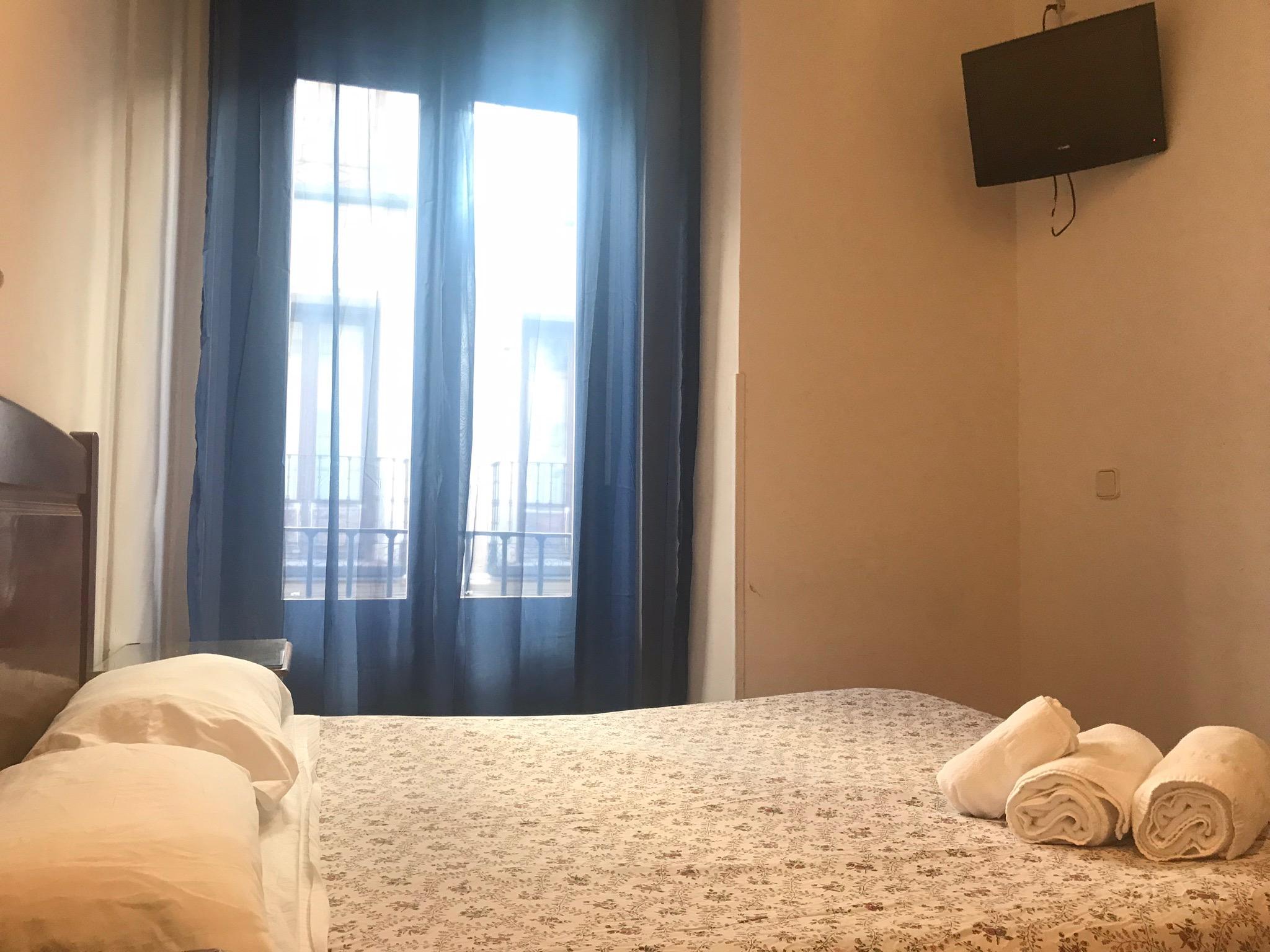 Hostal Los Perales Madrid Eksteriør bilde A room at the hotel