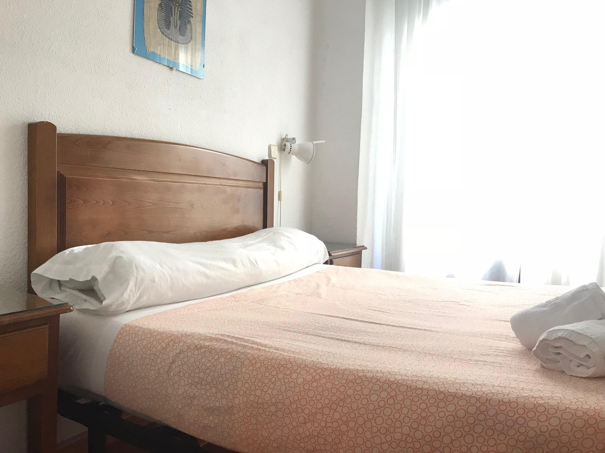 Hostal Los Perales Madrid Eksteriør bilde A bed
