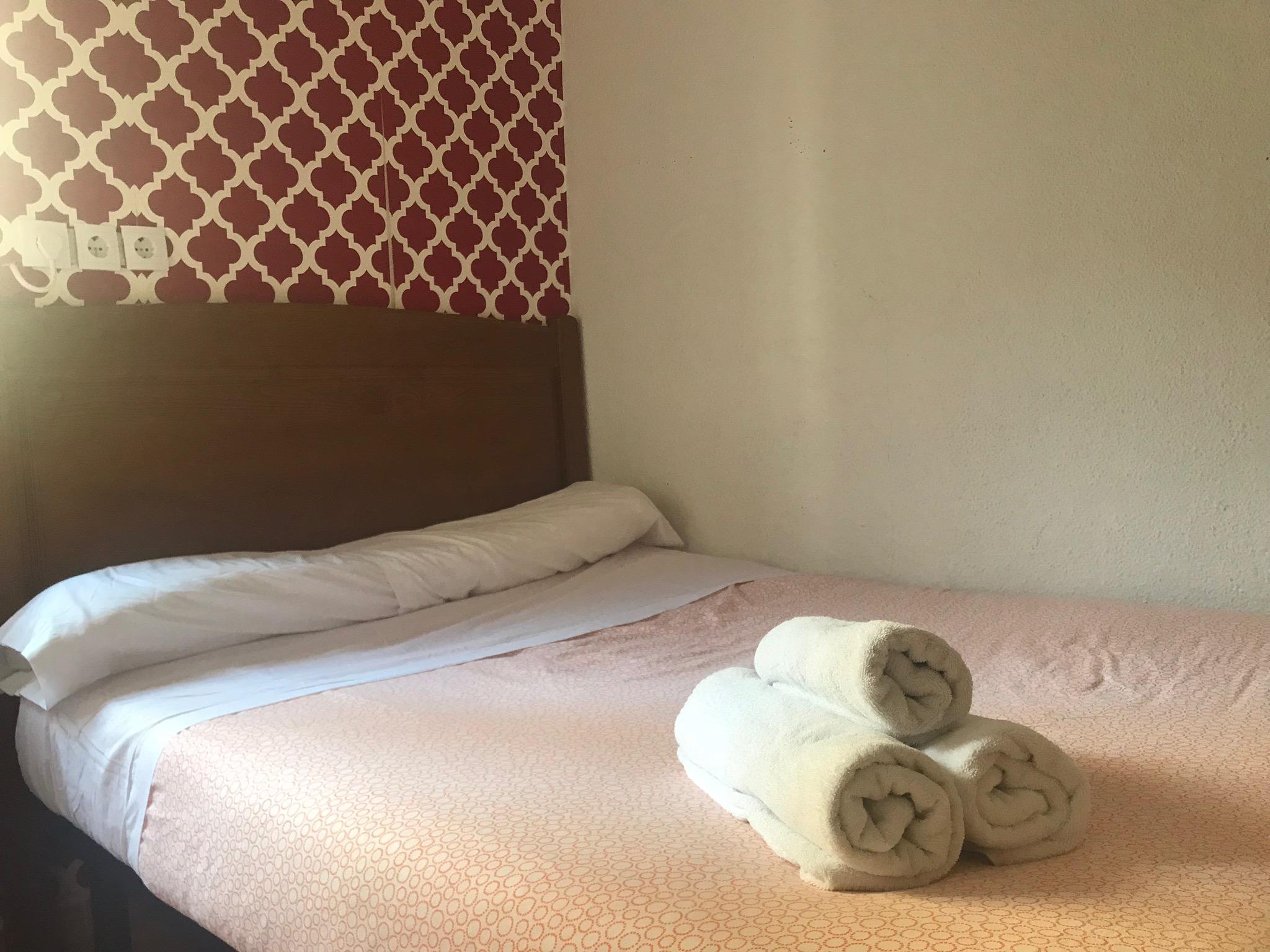 Hostal Los Perales Madrid Eksteriør bilde A bed with towels