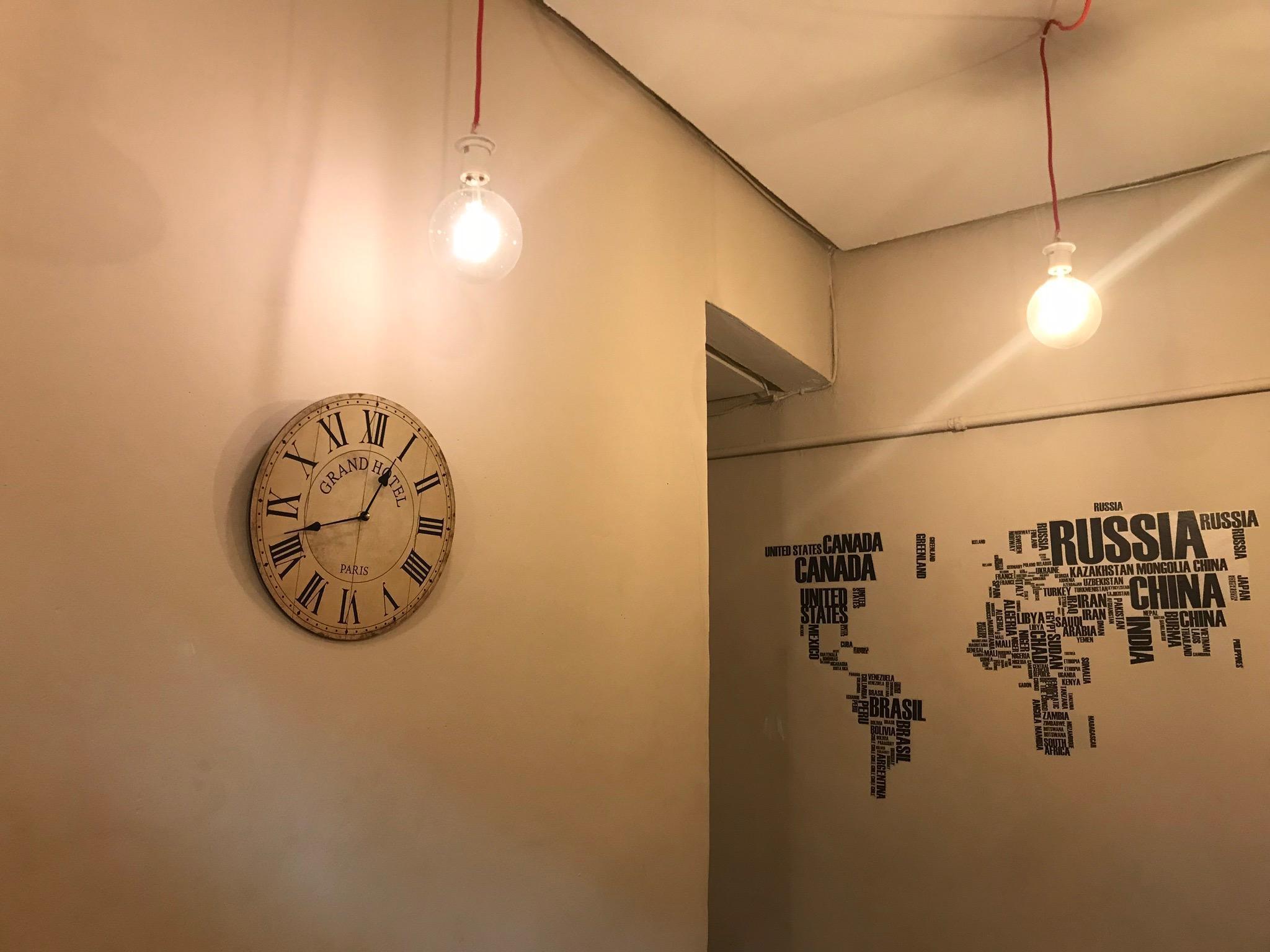 Hostal Los Perales Madrid Eksteriør bilde A wall clock
