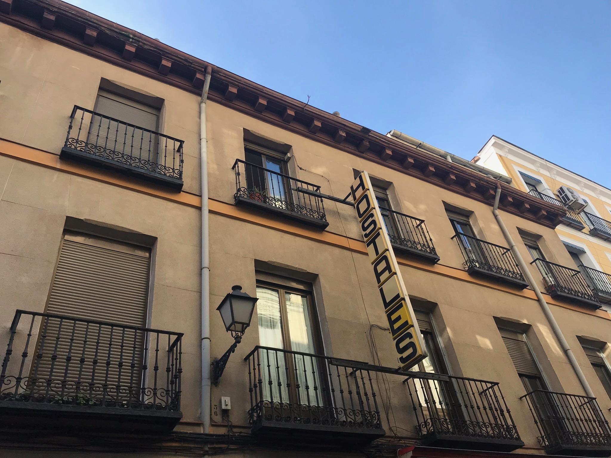 Hostal Los Perales Madrid Eksteriør bilde Headquarters of the party in Madrid