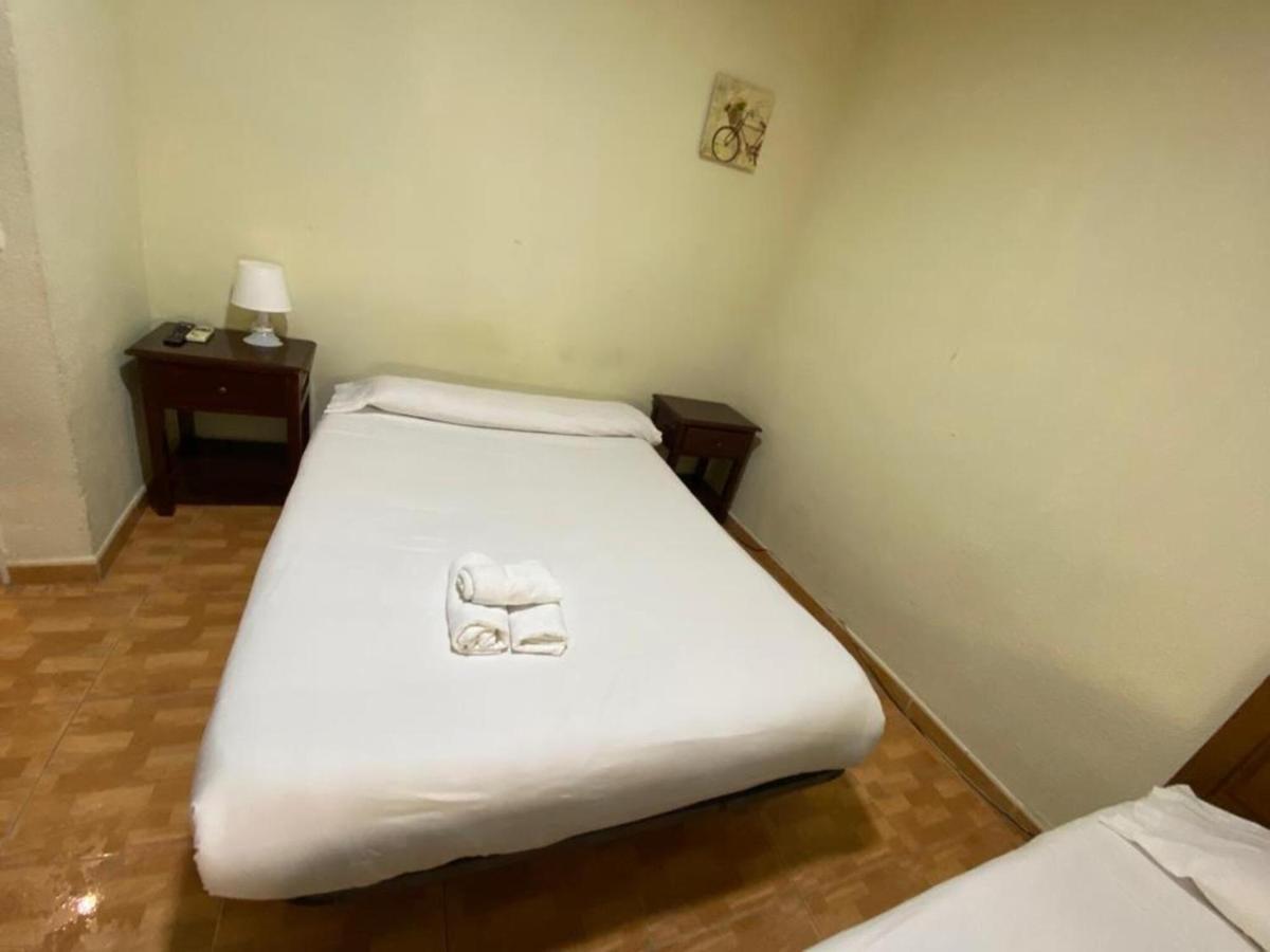 Hostal Los Perales Madrid Eksteriør bilde A single bed