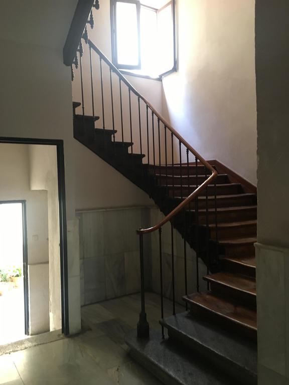 Hostal Los Perales Madrid Eksteriør bilde The staircase of the house