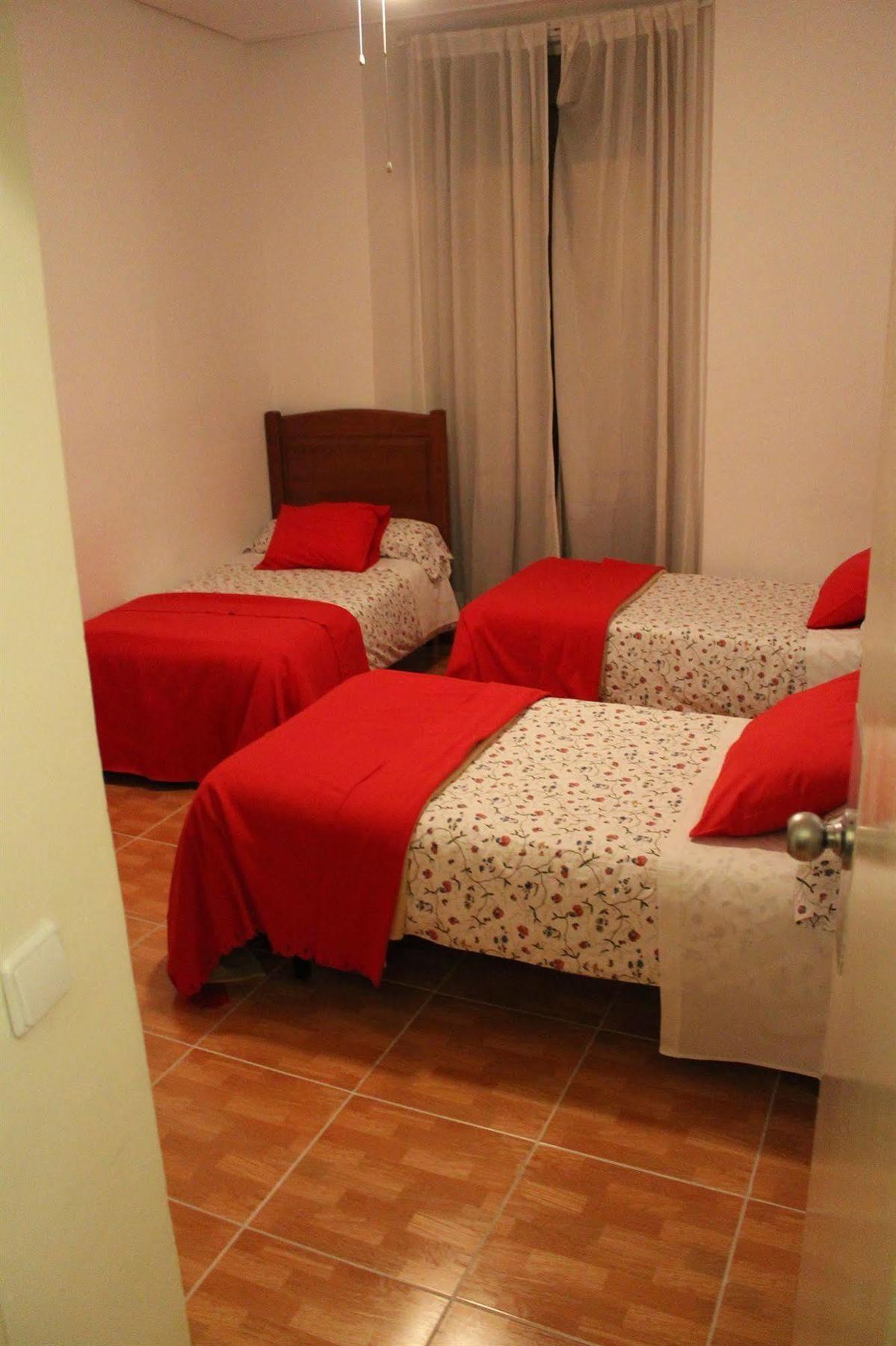 Hostal Los Perales Madrid Eksteriør bilde A room at the hostel