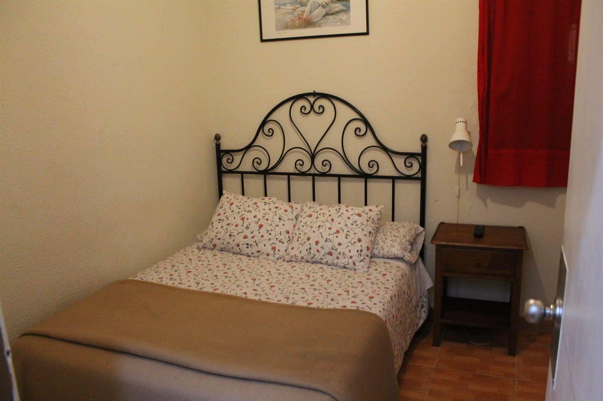 Hostal Los Perales Madrid Eksteriør bilde A typical room at the hostel