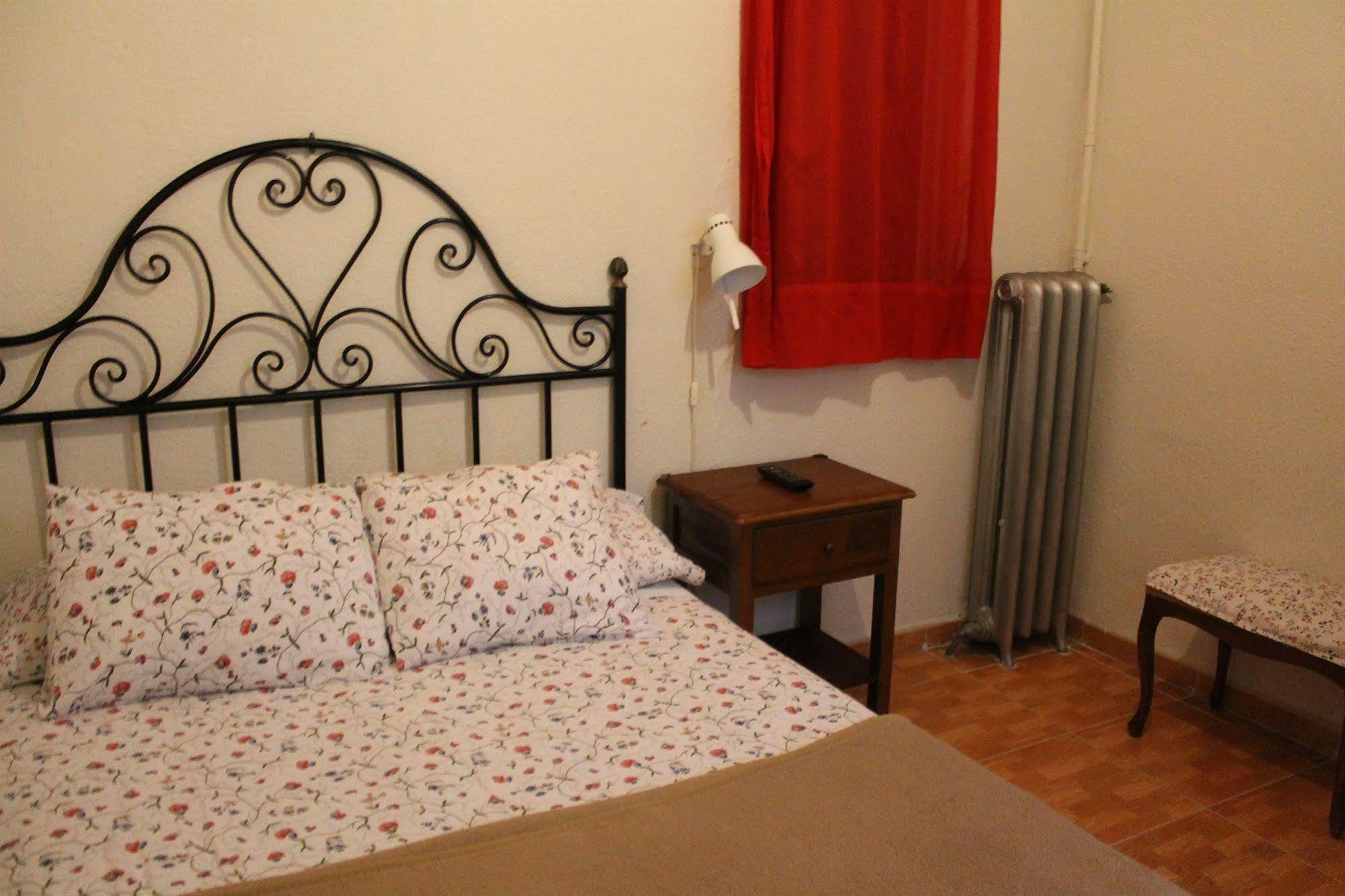 Hostal Los Perales Madrid Eksteriør bilde A bedroom in a typical Italian house