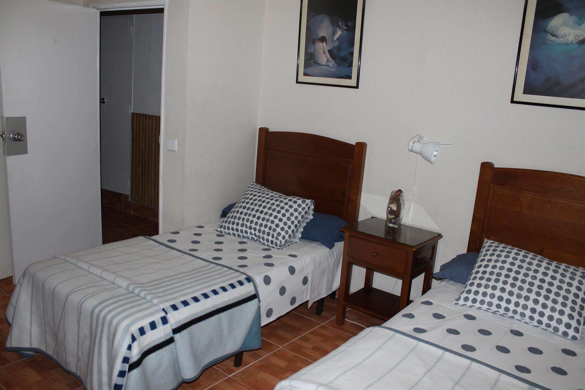 Hostal Los Perales Madrid Eksteriør bilde A typical bedroom