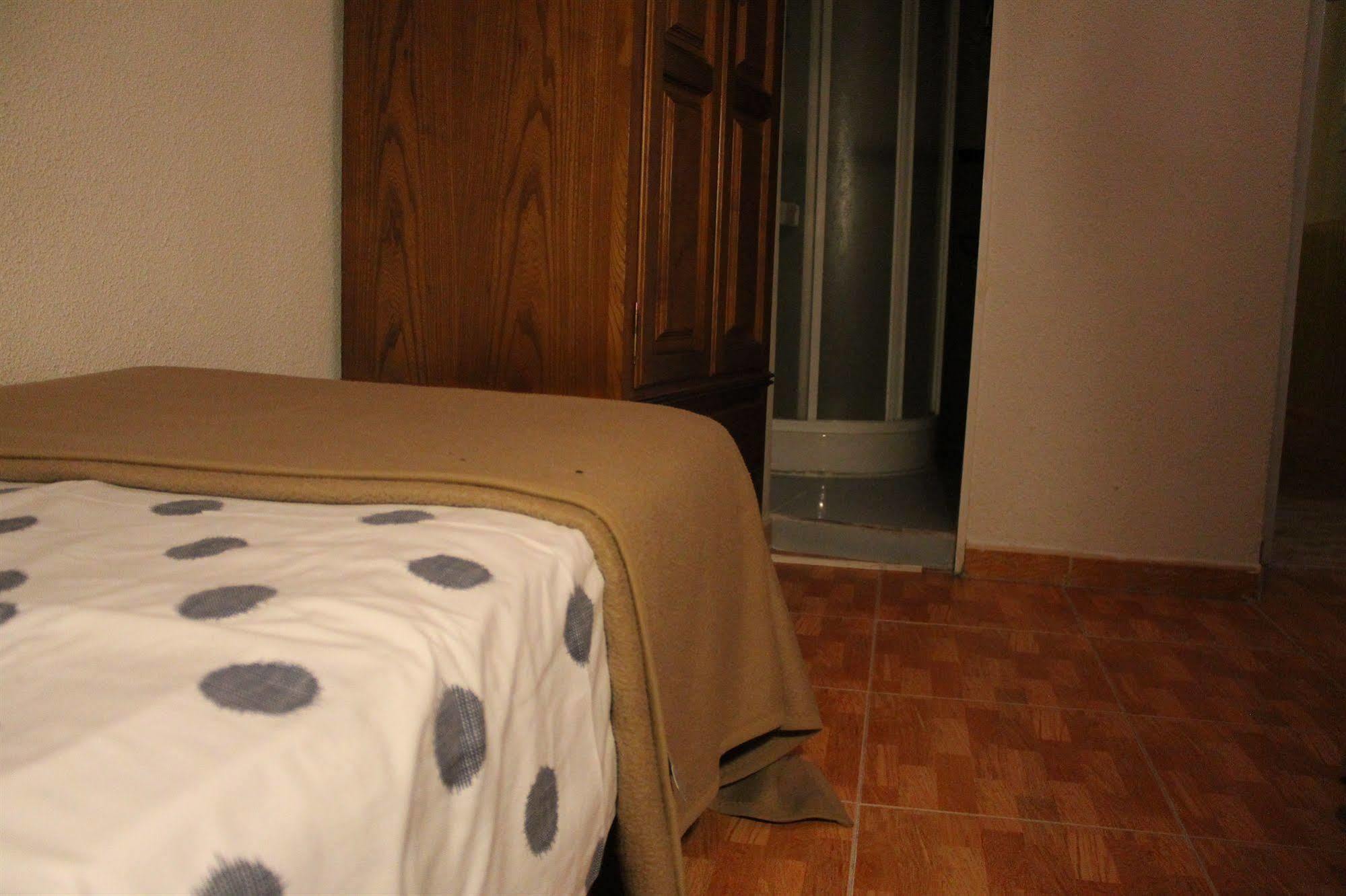Hostal Los Perales Madrid Eksteriør bilde A bed with a sábanas